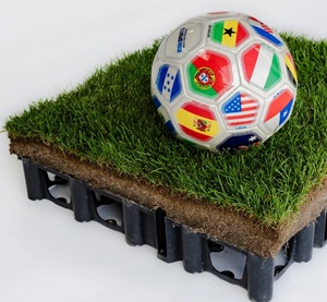 bola oficial da Copa  do Mundo de 2026 sobre trecho de novo gramado