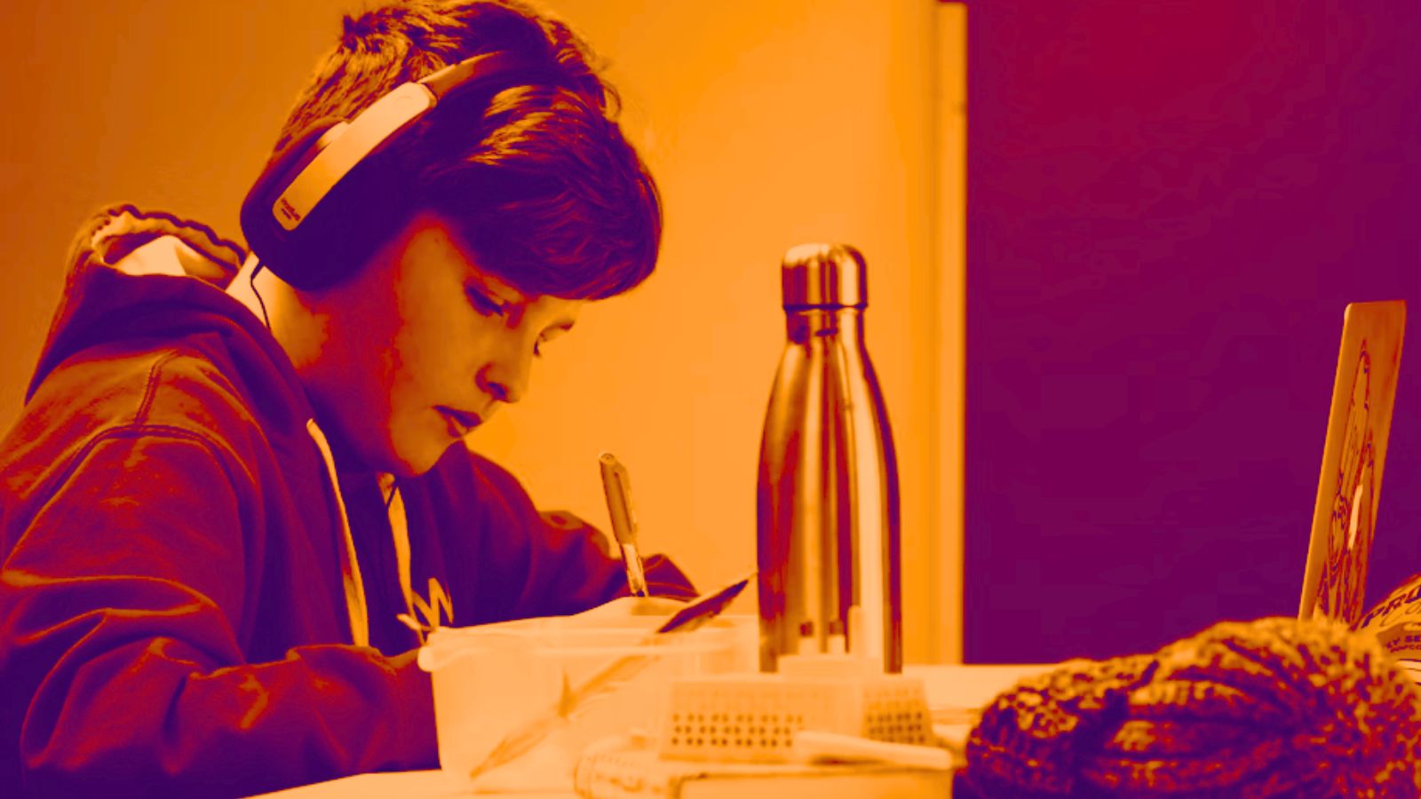 Adolescente estudando