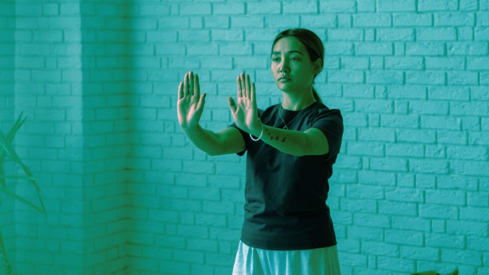 Mulher praticando tai chi