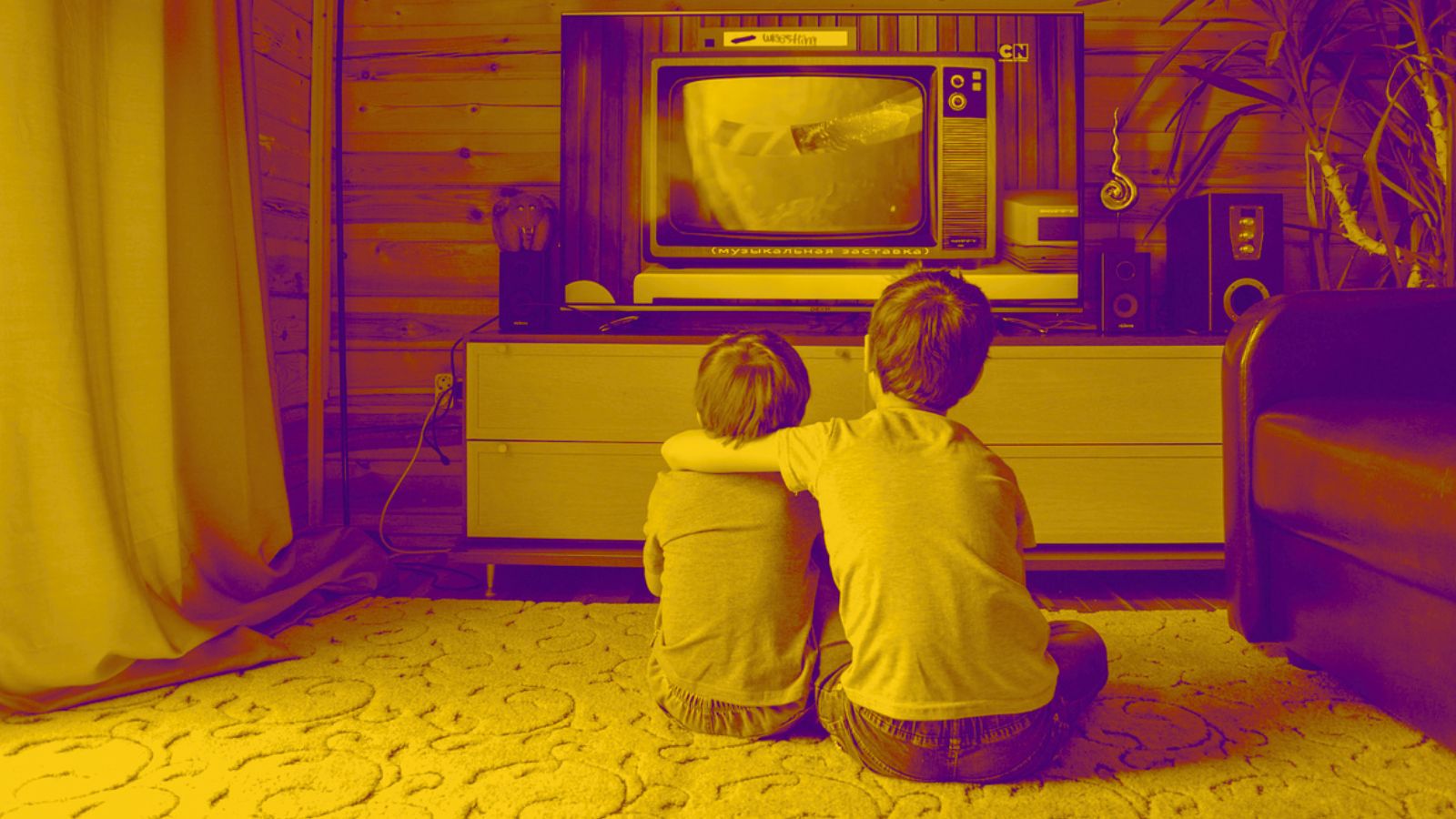 Duas crianças assistindo TV