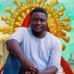 Báyò Akómoláfé em colagem com referências afro-brasileiras, embarcações e arquitetura histórica ao fundo.