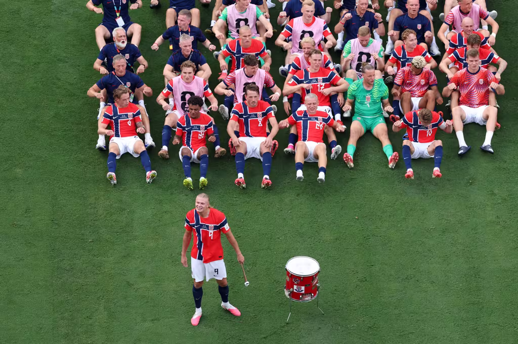 Jogadores da Noruega comemoram classifica&ccedil;&atilde;o hist&oacute;rica na Copa do Mundo de 2026.