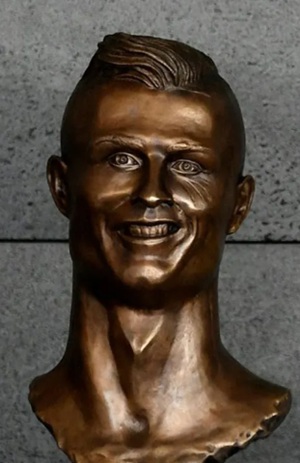 busto do jogador Cristiano Ronaldo colocado no aeroporto da Ilha da Madeira (e  posteriormente trocado por outro)