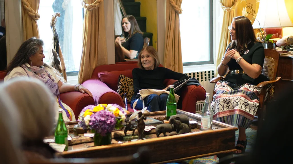 Gloria Steimen recebe convidados para reunião em sua casa