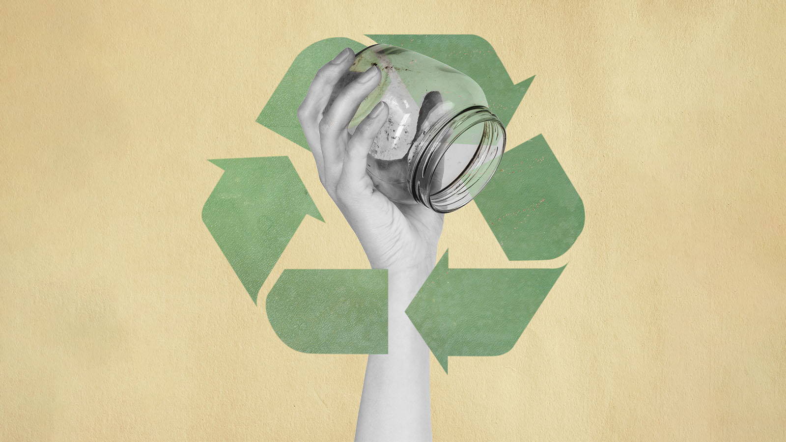 Mão segura pote de vidro diante de símbolo de reciclagem, representando a economia circular