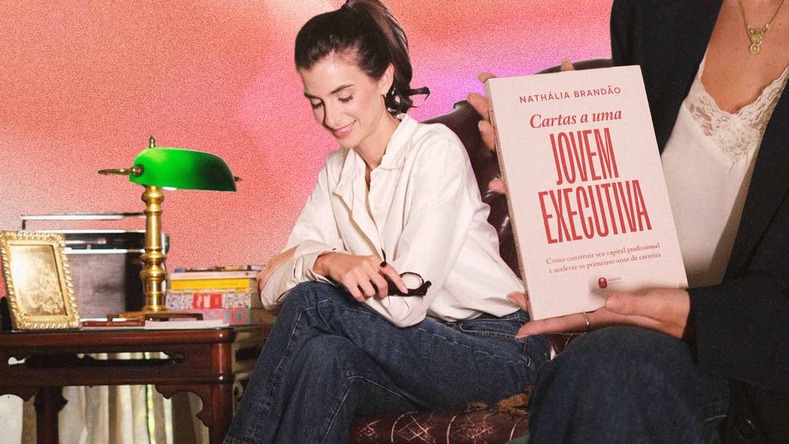Nathália Brandão aparece ao lado do livro Cartas a uma Jovem Executiva