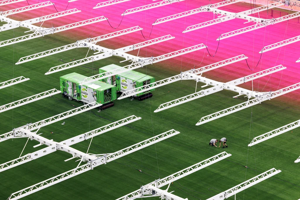 Luzes de cultivo iluminam o gramado do Dallas Stadium antes da Copa do Mundo de 2026.