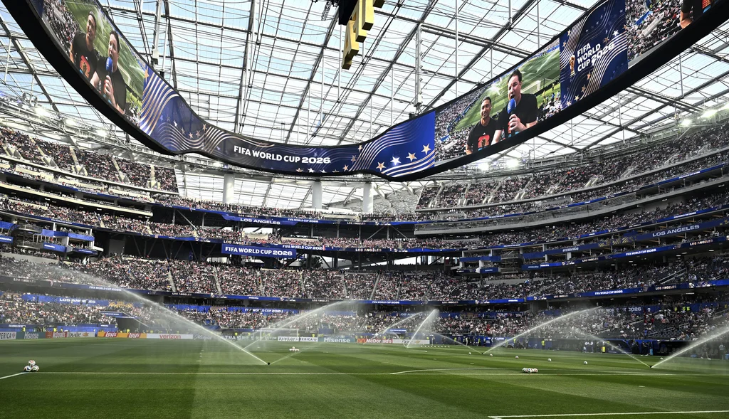 Aspersores irrigam o gramado antes da partida entre Estados Unidos e Paraguai na Copa do Mundo de 2026.