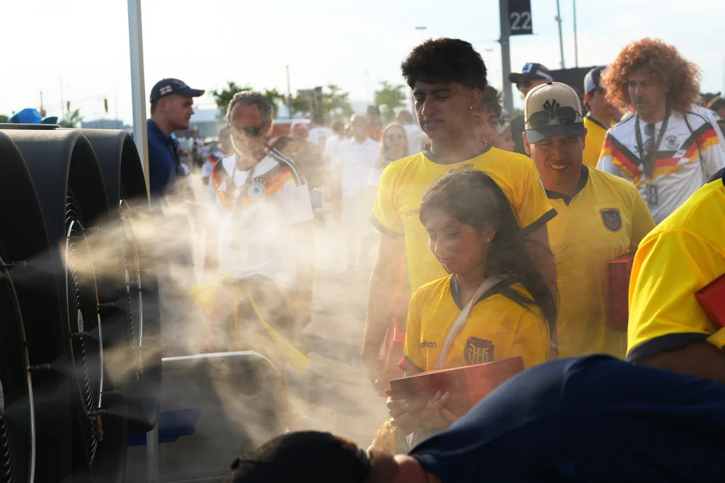 Torcedores utilizam uma estação de resfriamento no estádio de Nova York/Nova Jersey durante a Copa do Mundo de 2026.