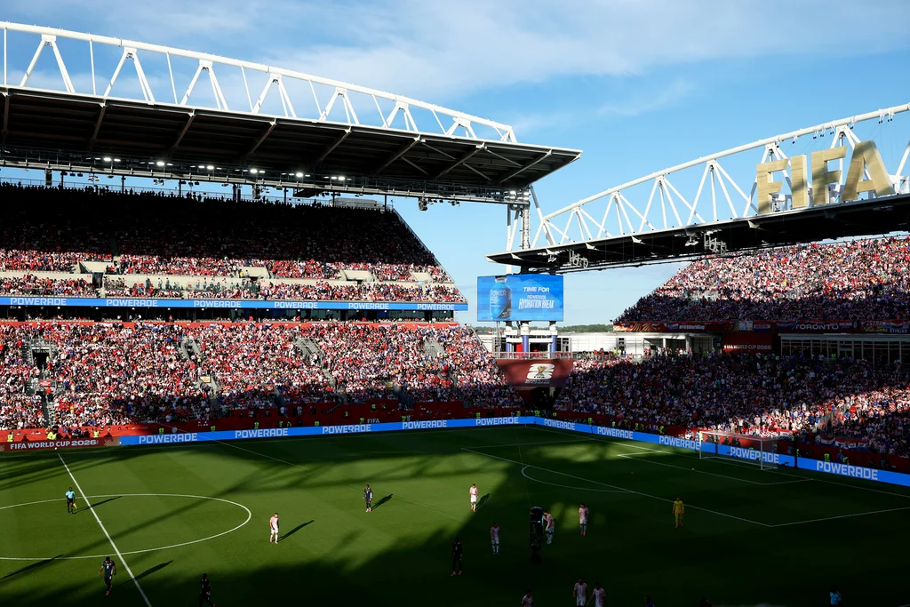 Partida da Copa do Mundo de 2026 no Toronto Stadium, com áreas das arquibancadas protegidas pela cobertura.