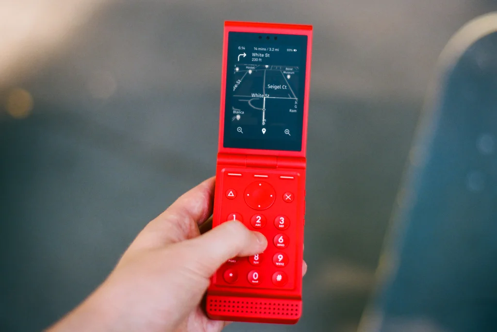 celular flip com bot&otilde;es em vez de tela touchscreen