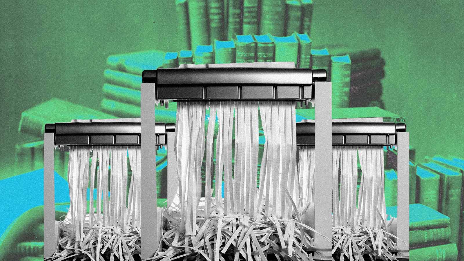 Colagem mostra três fragmentadoras de papel diante de pilhas de livros.