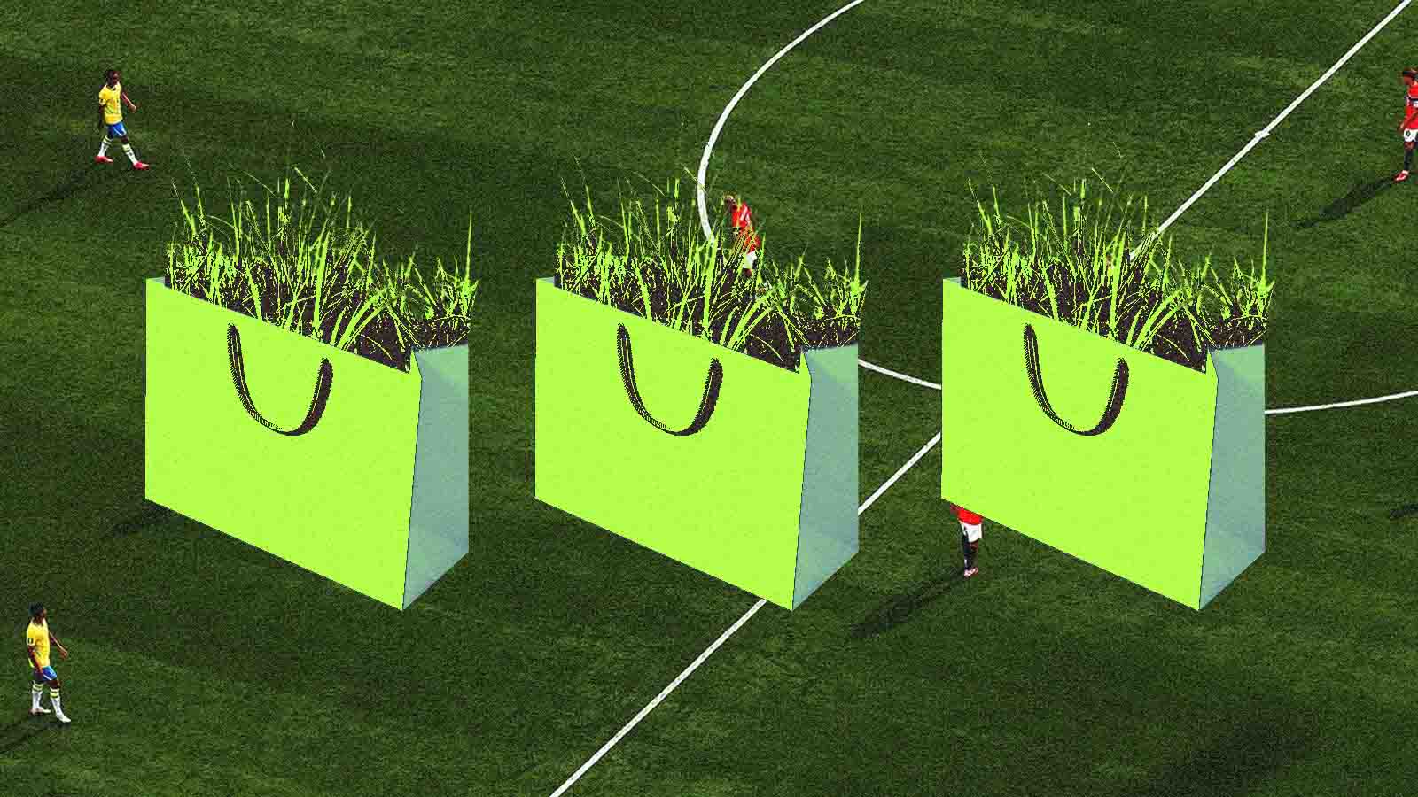 Sacolas com pedaços de gramado sobre o campo da Copa do Mundo de 2026