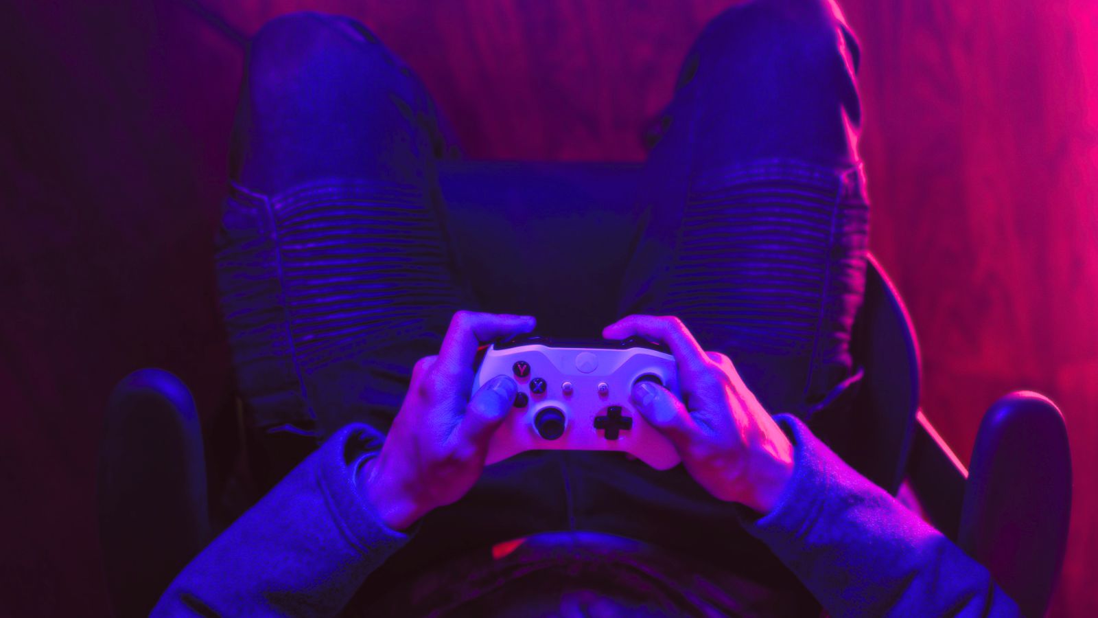 Homem jogando videogame