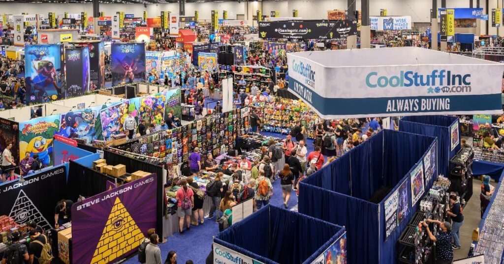 Vista panorâmica do salão da Gen Con 2026, em Indianápolis, ocupado por visitantes e estandes de jogos