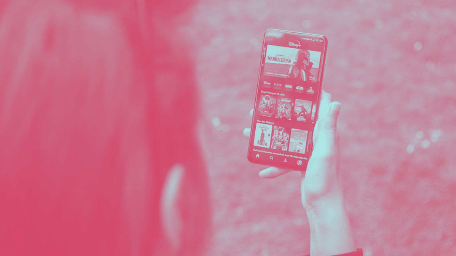 Celular com aplicativo de streaming