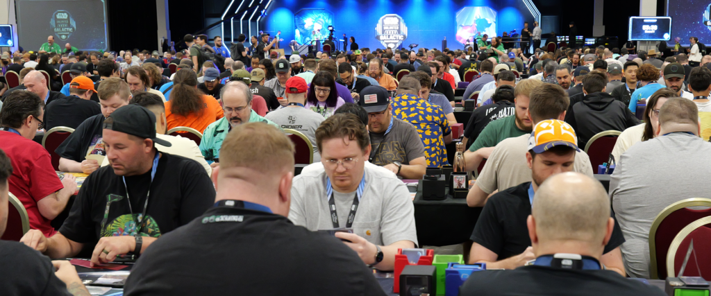Jogadores ocupam mesas do Galactic Championship de Star Wars Unlimited em Las Vegas
