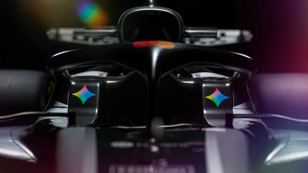 Detalhe do carro da McLaren com a identidade visual do Google Gemini na Fórmula 1.