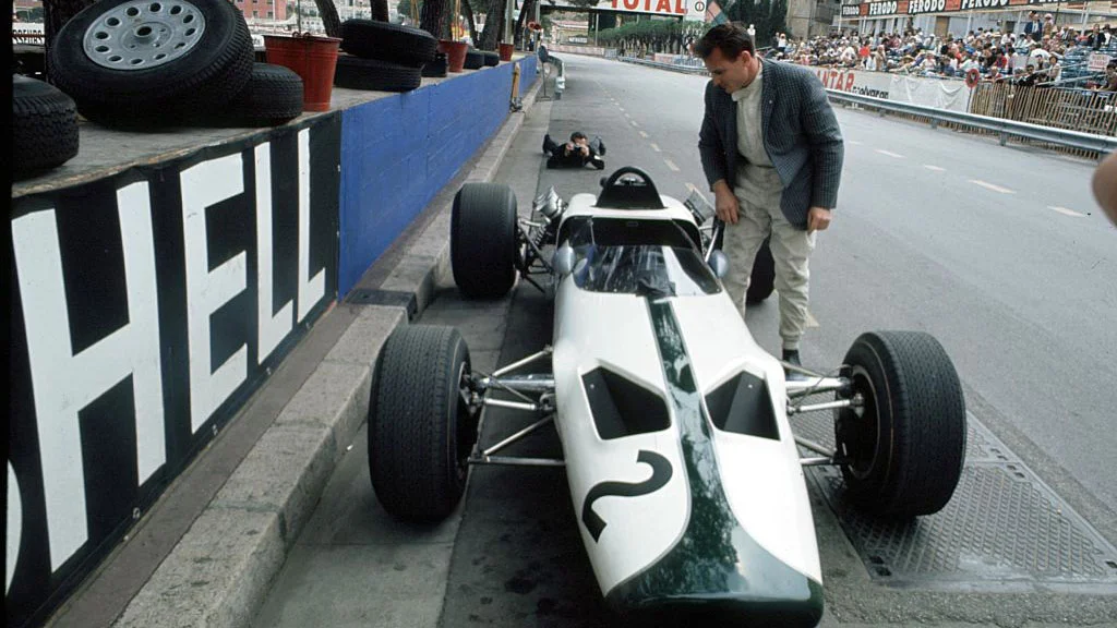 Primeiro carro de Fórmula 1 da McLaren, o M2B, pilotado por Bruce McLaren em 1966.
