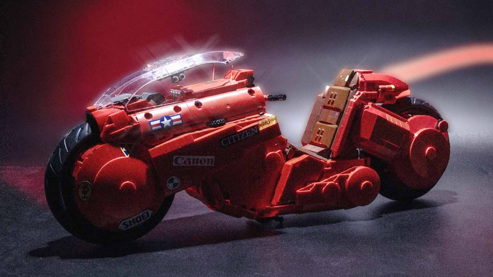 Modelo vermelho da moto de Kaneda, do filme Akira, construído com cerca de 2,2 mil blocos.