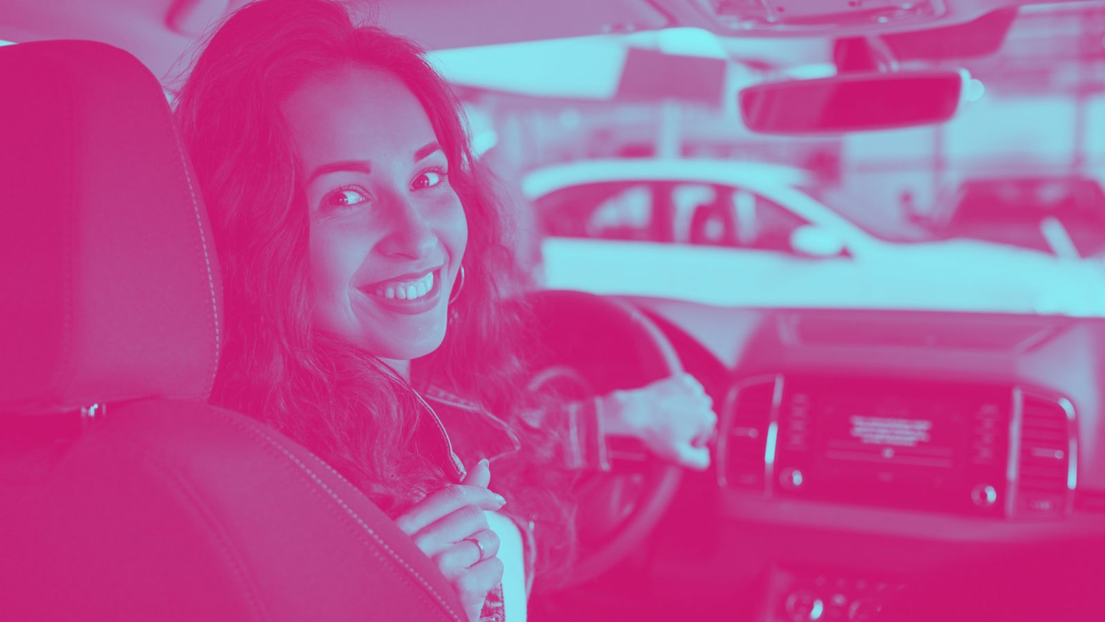 Mulher dirigindo um carro