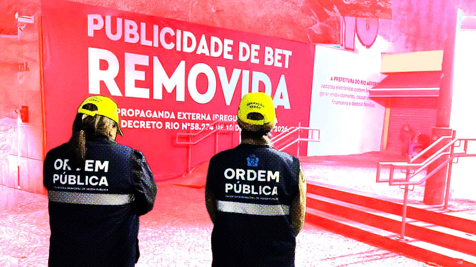 Agentes da Prefeitura do Rio diante de painel que informa a remoção de publicidade de bets
