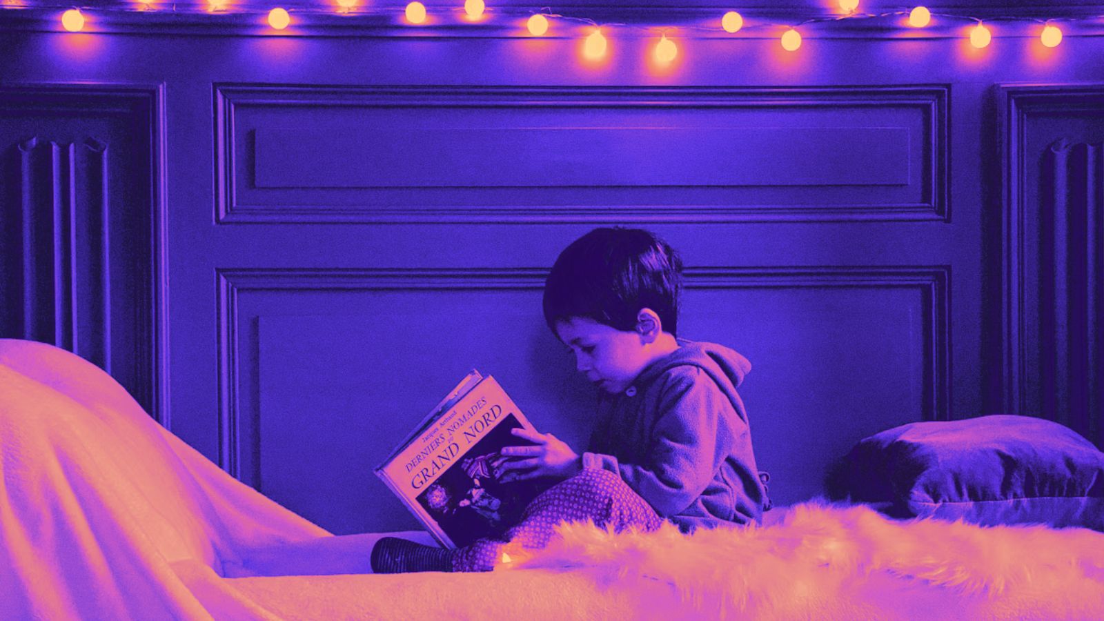 Criança lendo livro antes de dormir