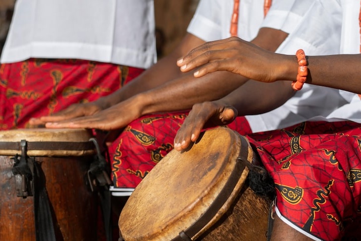 Mais que um instrumento musical, o tambor comunica, organiza, convoca, sincroniza