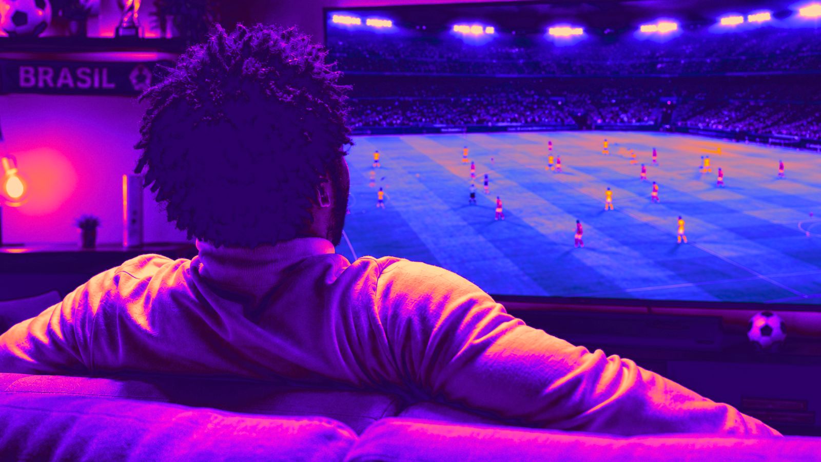 Homem assistindo futebol na TV