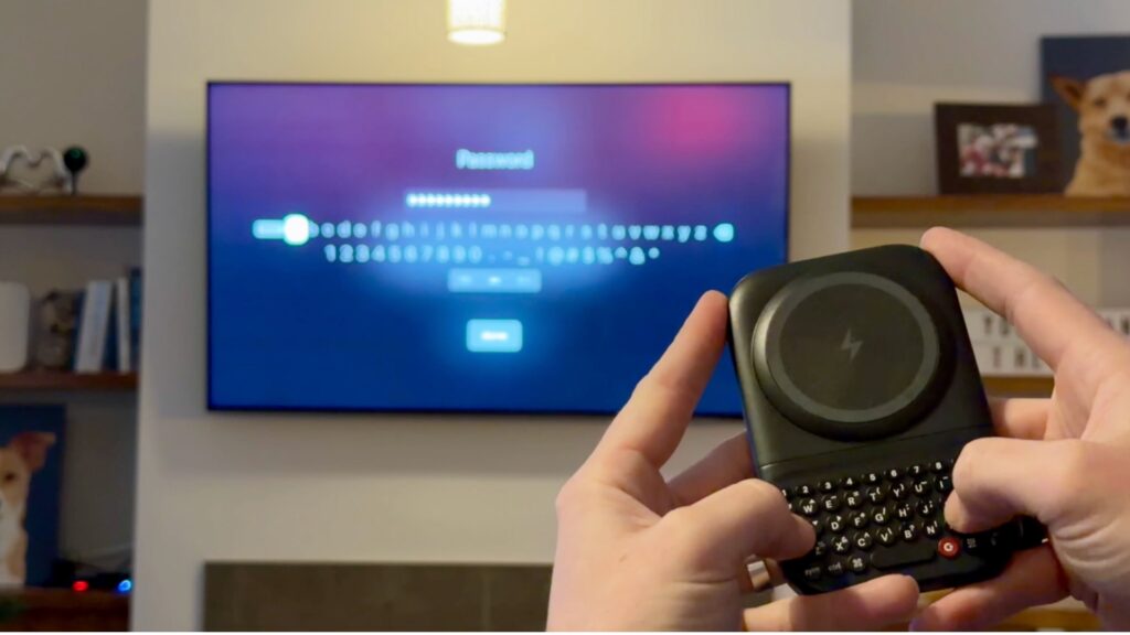 Pessoa usa o Power Keyboard como teclado Bluetooth para digitar em uma smart TV.