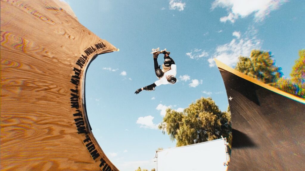 Bob Burnquist executa uma manobra a&eacute;rea entre duas rampas de skate.