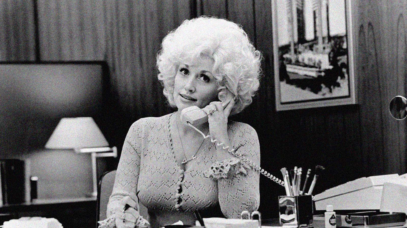 Dolly Parton em cena do filme "Como Eliminar seu Chefe"