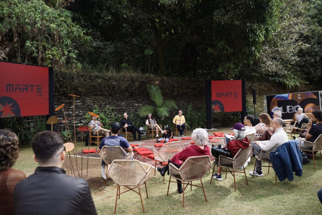 P&uacute;blico acompanha uma mesa de debate ao ar livre durante o MARTE Lab, em Ouro Preto.