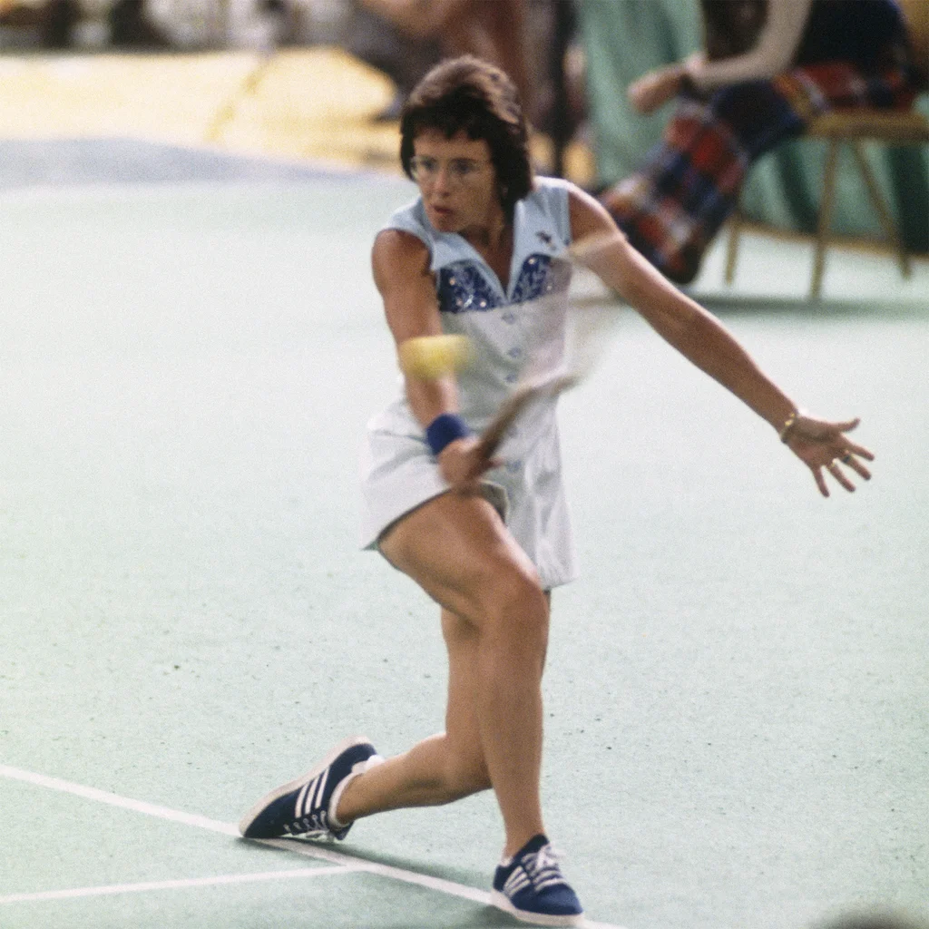 a tenista Billie Jean King em partida contra o colega Robert Higgs, em 1973
