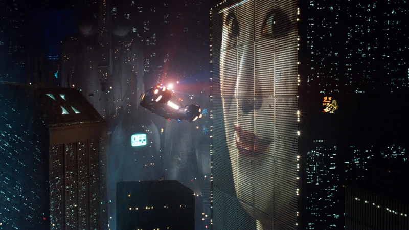 Carro voador passa por pr&eacute;dios escuros e luminosos na cidade futurista de Blade Runner.