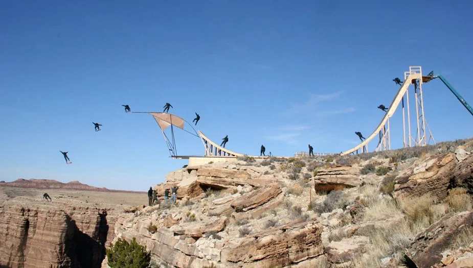 Sequ&ecirc;ncia mostra Bob Burnquist atravessando uma estrutura de skate instalada sobre o Grand Canyon.