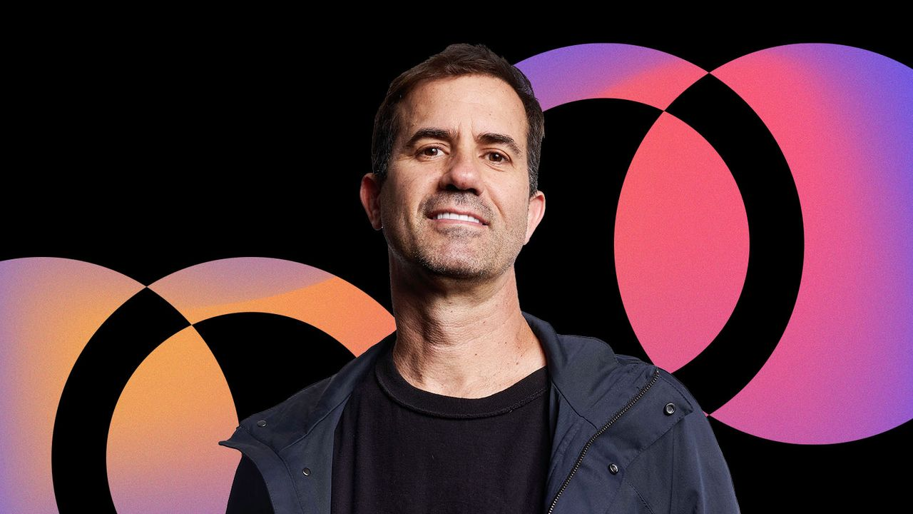 Bob Burnquist sorri diante de fundo preto com elementos gráficos azuis.