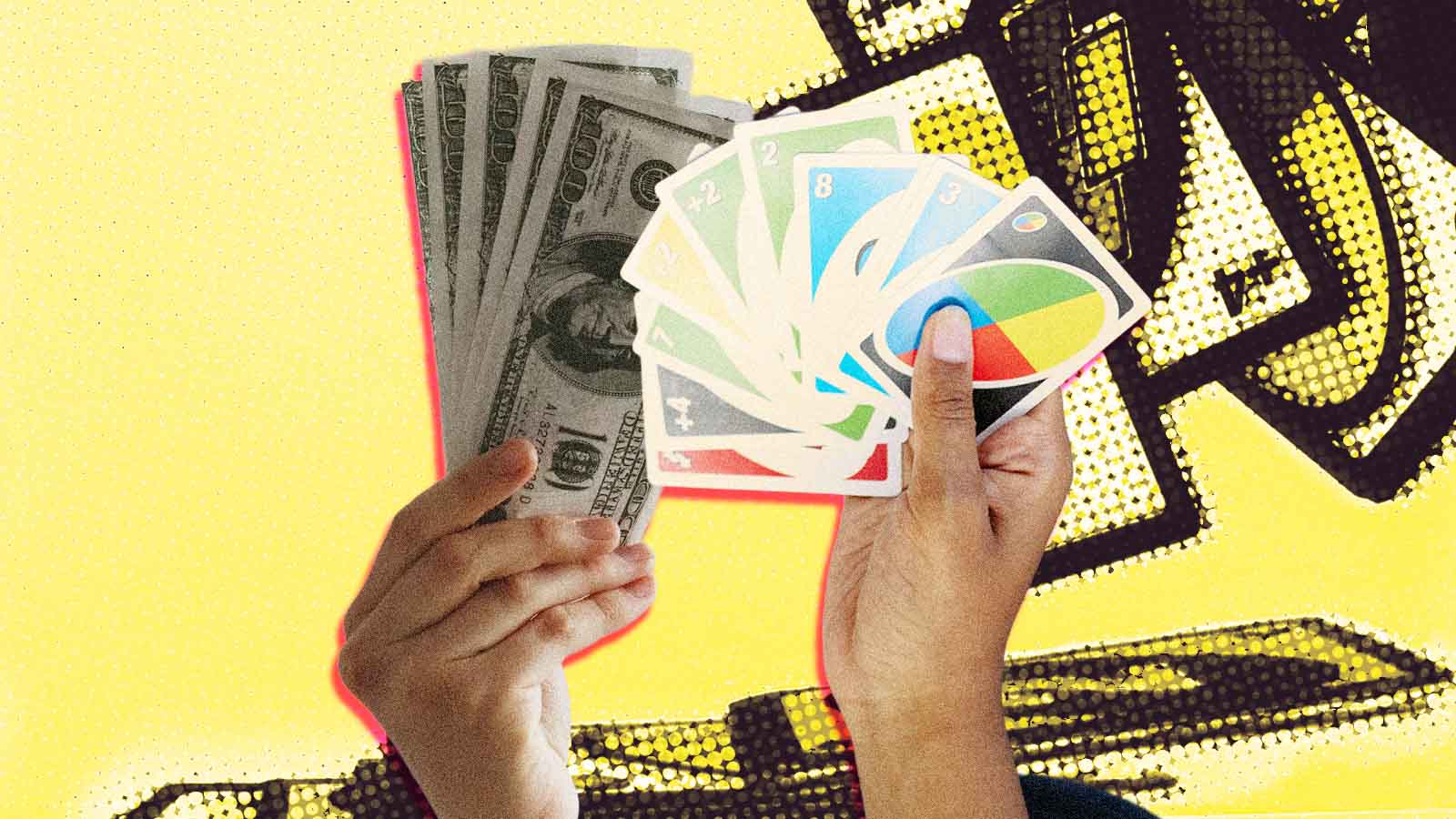 Mãos seguram cartas de UNO e cédulas de dólar diante de cartas espalhadas