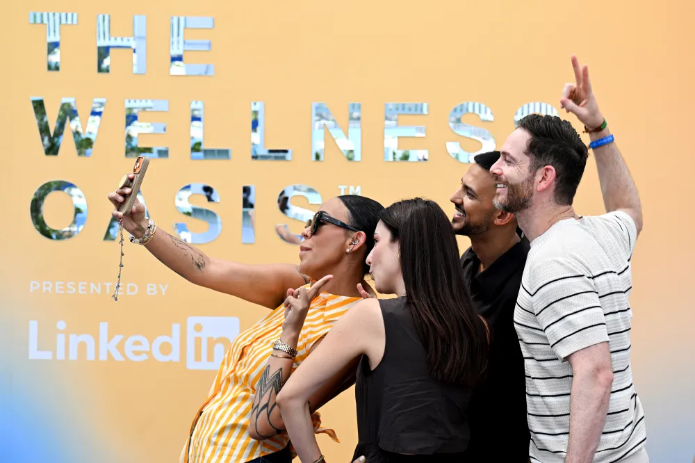 Quatro participantes fazem uma selfie no espa&ccedil;o Wellness Oasis durante o Cannes Lions 2026.