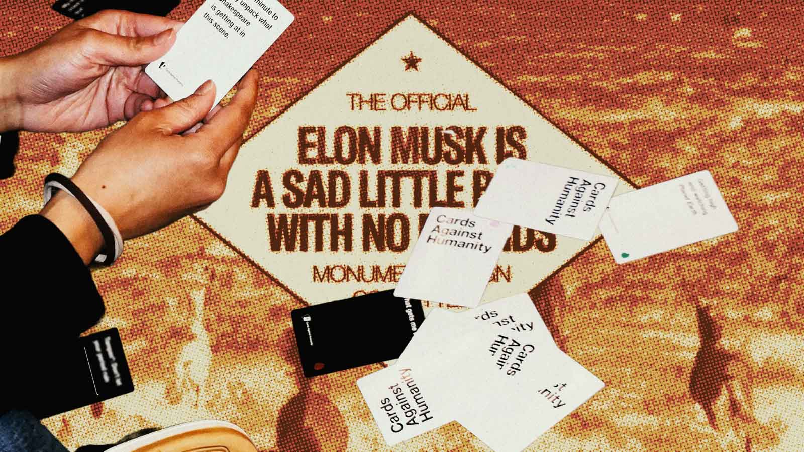 Cartas do jogo Cards Against Humanity cercam uma placa com uma provocação dirigida a Elon Musk.