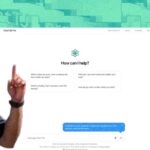 Colagem mostra a interface do ChatTJB ao lado de um homem apontando para a tela.