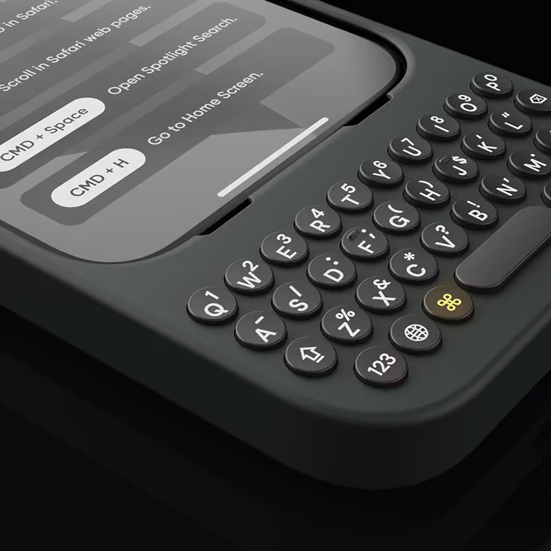 Detalhe das teclas f&iacute;sicas e dos atalhos do Power Keyboard conectado ao iPhone.