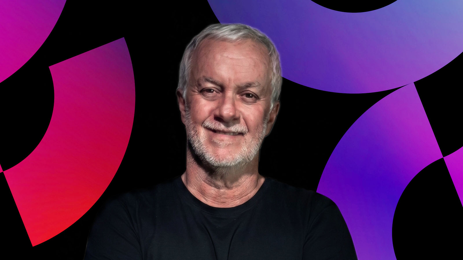 Retrato do diretor e produtor Clovis Mello sobre fundo preto com formas coloridas