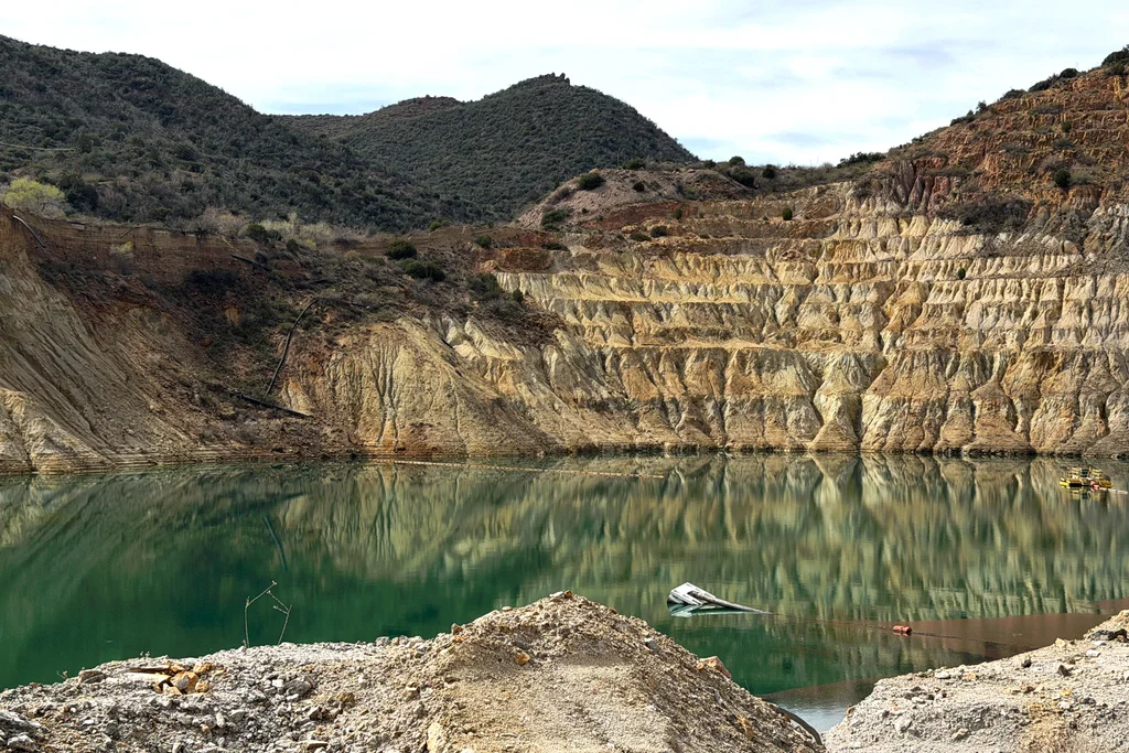 Lago de cava em mina de cobre abandonada em Copper Cities, no Arizona