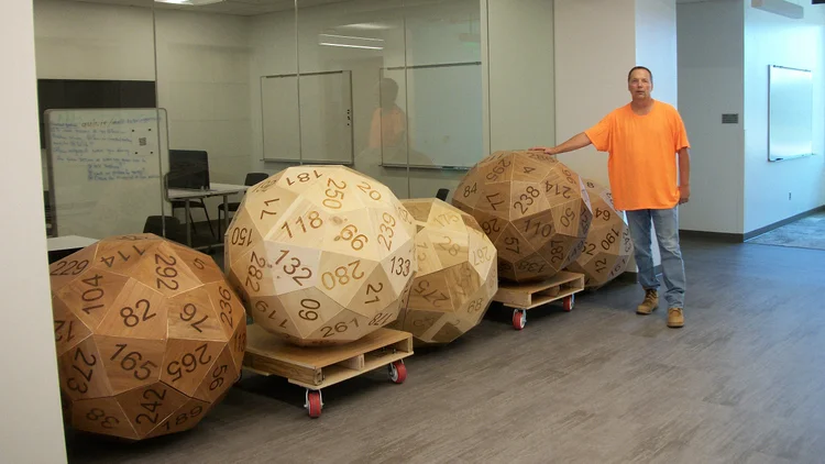 matem&aacute;ticos inventam dado de 60 lados