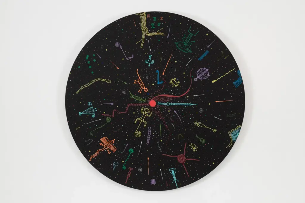 Obra circular de fundo preto reúne símbolos coloridos inspirados nos petróglifos do Alto Rio Negro.