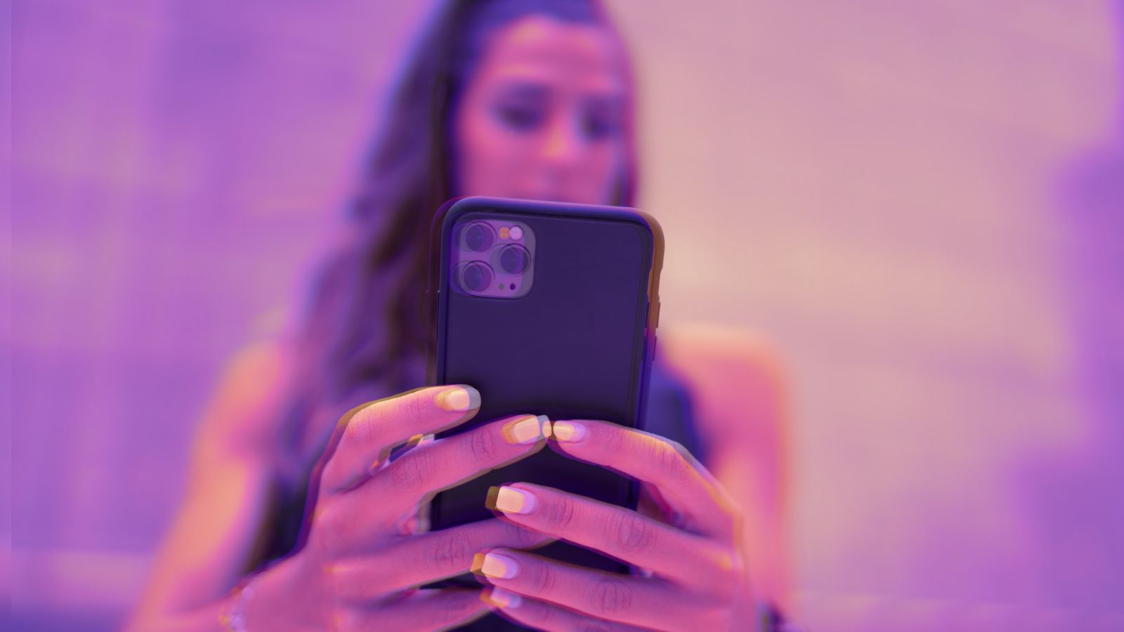 Mulher lendo no celular