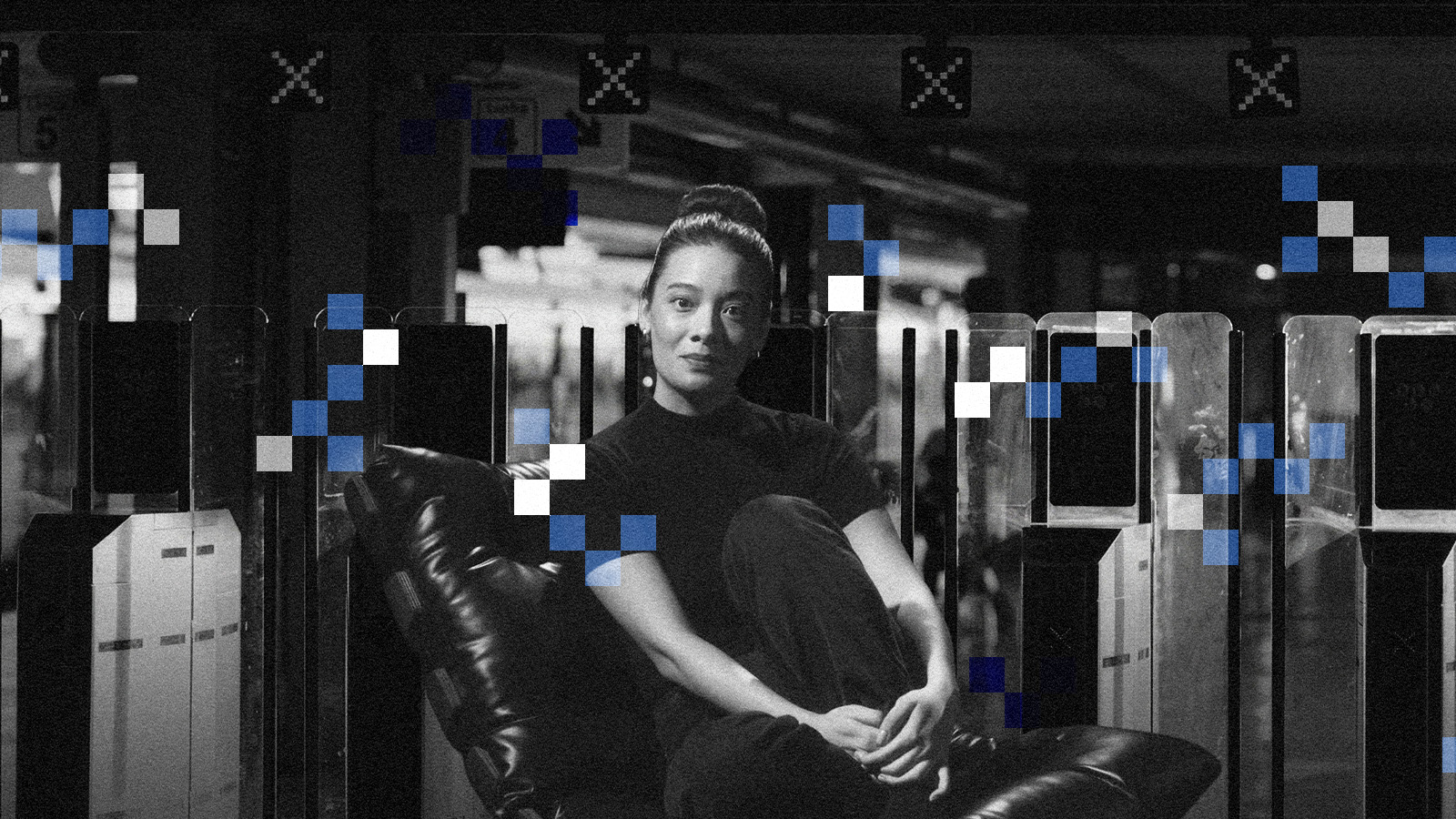 A atriz Clara Chen sentada em uma poltrona durante a websérie Limites para o Amanhã.