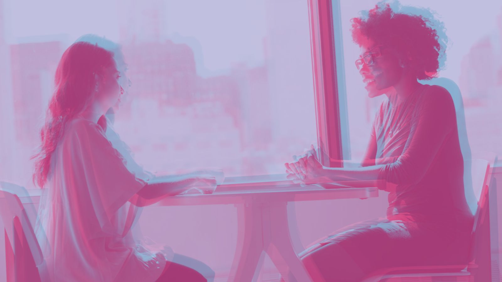 Duas mulheres conversando no ambiente de trabalho