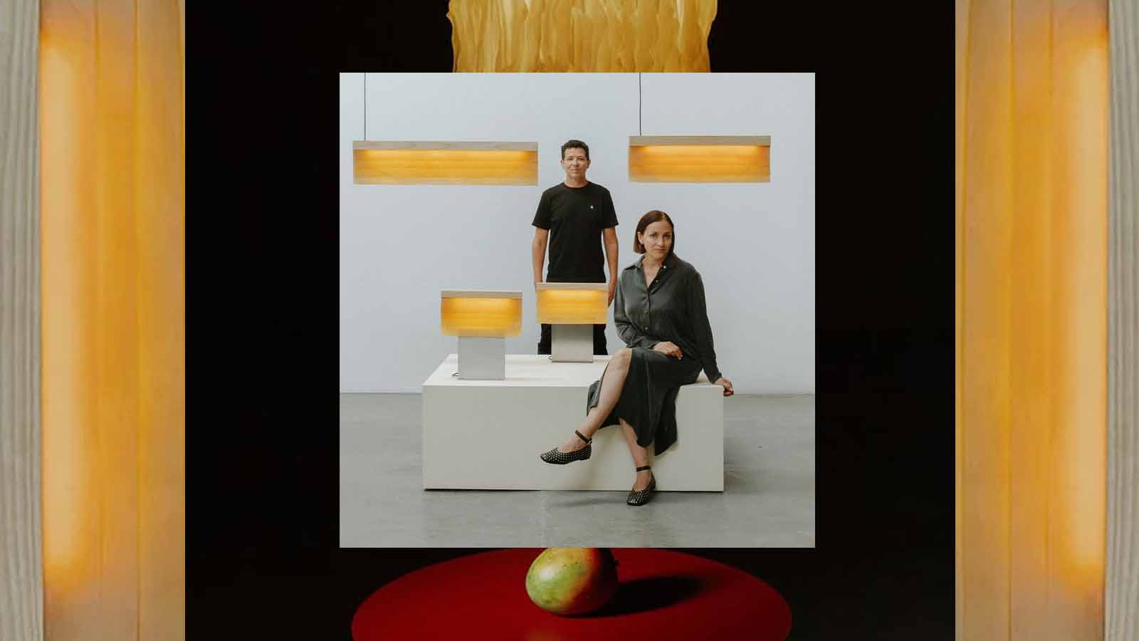 luminárias feitas de material cultivado com bactérias e resíduos de frutas